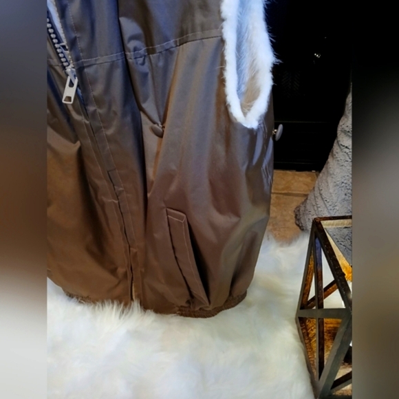 Chic Faux Fur Vest in Cream - Picture 5 of 14